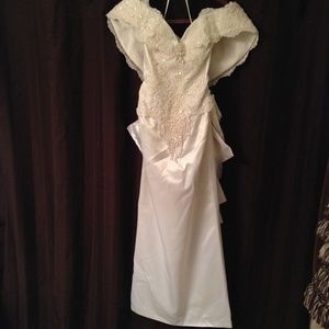 WEDDING GOWN  W/ HEADPIECE, VEIL & TRAIN